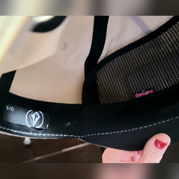 1 genuine Volcom and 1 deftones Snapback hat. - Picture 3 of 6